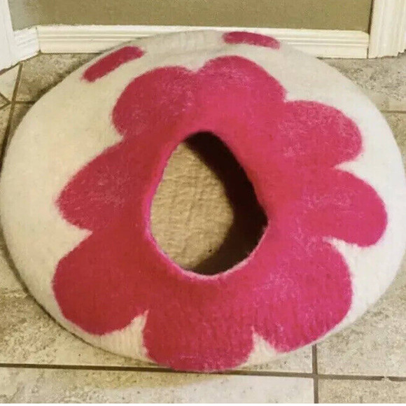 Handmade Felt Cat Bed Cave White Pink Flower 23" Base and 8" Opening Pet House - Picture 2 of 6